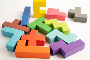 Mantıksal düşünme ve problem çözme problemi yaratıcı iş, ahşap bulmaca geometrik blok şekli.