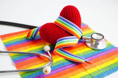 LGBT sembolü, gökkuşağı bayrağı, hak ve cinsiyet eşitliği konusunda kırmızı kalpli steteskop, Haziran ayında LGBT Onur Ayı.