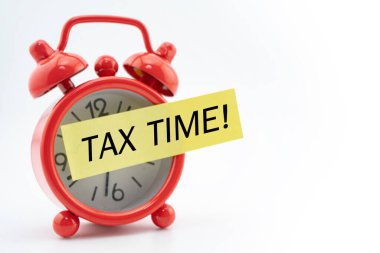 Beyaz arkaplanda kırmızı alarmlı vergi saati.