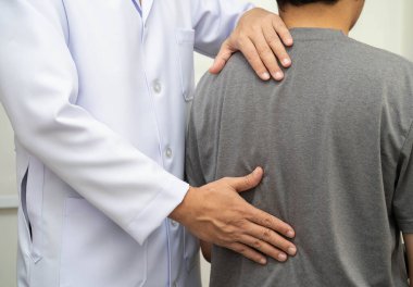 Fizik tedavi, Asyalı terapist tedavisi. Genç adam hastanede acı çekiyor..