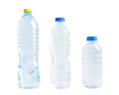 Beyaz arka planda izole edilmiş plastik su şişesi..