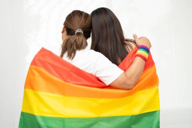LGBT gökkuşağı bayrağı taşıyan Asyalı çift.