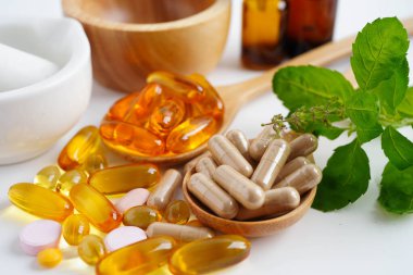 Alternatif ilaç bitkisel organik kapsül E omega 3 vitamini balık yağı, mineral, bitki yapraklı ilaç sağlıklı yaşam için doğal destek.