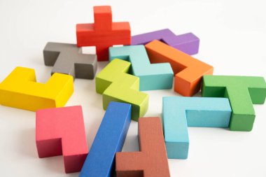 Mantıksal düşünme ve problem çözme problemi yaratıcı iş, ahşap bulmaca geometrik blok şekli.