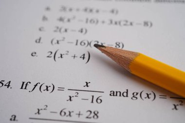 Eğitim okulunda matematik formülü sınav kağıdı üzerine kalem..