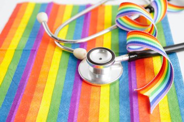 LGBT sembolü, gökkuşağı bayrağı üzerindeki steteskop, haklar ve cinsiyet eşitliği, Haziran ayında LGBT Onur Ayı.