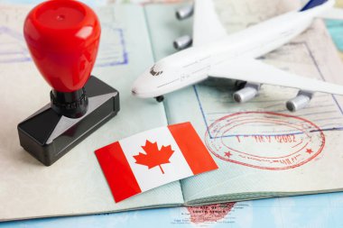 Kanada bayrağı ve pasaportlu seyahat için uçak.