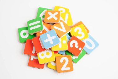 Matematik ve eğitim matematiğini öğrenmek için tahta blok küpleri.