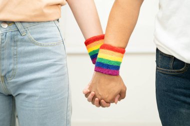 Gökkuşağı bilekliği takan Asyalı LGBT çifti..