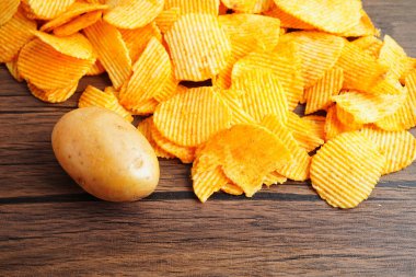 Patates cipsi, leziz BBQ baharatlı Crips, ince dilimlenmiş kızarmış abur cubur fast food.