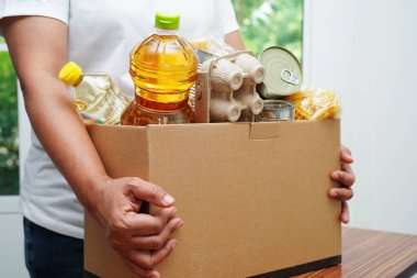 Gönüllülere yardım etmek için bağış kutusundaki yiyecekler..