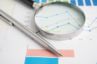 Grafik kağıdındaki büyüteç. Mali kalkınma, Bankacılık Hesabı, İstatistik, Yatırım Analitik Araştırma Veri Ekonomisi.