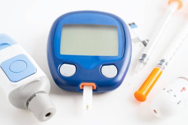 Glukometre neşter ve test çubuğu diyabet için insan kan şekeri seviyesini ölçüyor.