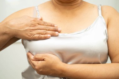 Asyalı kadın kendine dokunuyor çek şişliği ya da göğüs kanseri, göğüs muayenesi.