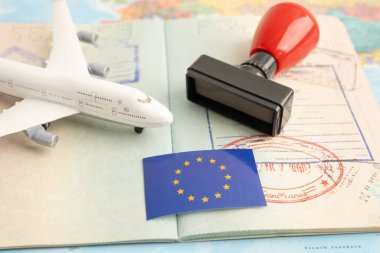 Seyahat için uçak taşıyan AB bayrağı ve pasaportu.