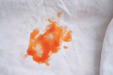 Kirli domates sosu lekesini çıkarmak ya da çamaşır tozuyla yıkamak, ev işlerini temizlemek için bez kazasında ketçap dökmek..