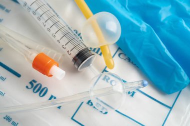 Foley kateteri ve idrar boşaltma torbası sakatlık veya hastanede yatan hasta için idrar topluyor..
