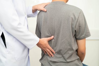 Fizik tedavi, Asyalı terapist tedavisi. Genç adam hastanede acı çekiyor..