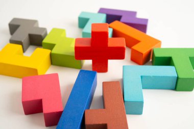 Mantıksal düşünme ve problem çözme problemi yaratıcı iş, ahşap bulmaca geometrik blok şekli.