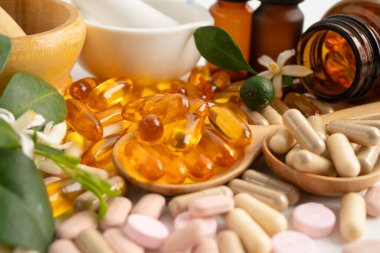 Alternatif ilaç bitkisel organik kapsül E omega 3 vitamini balık yağı, mineral, bitki yapraklı ilaç sağlıklı yaşam için doğal destek.