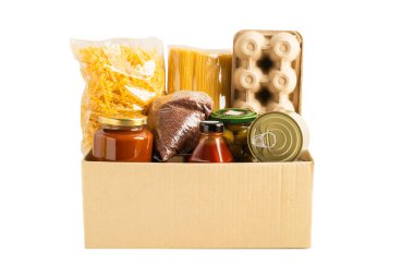 Bağış kutusundaki yiyecekler beyaz arka planda izole edilmiş ve gönüllü insanlara yardım etmek için kırpma yolu açılmış..