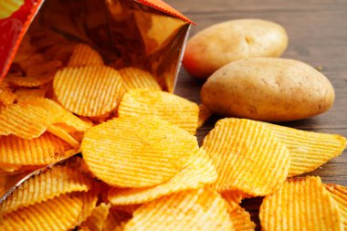 Patates cipsi, leziz BBQ baharatlı Crips, ince dilimlenmiş kızarmış abur cubur fast food.