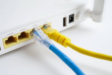 İnternet servis sağlayıcısına bağlı ethernet kablosu.