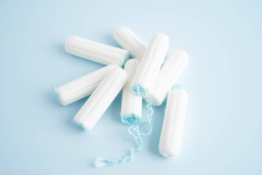 Kadınların hijyen dönemi korunması için pamuk tamponlar..