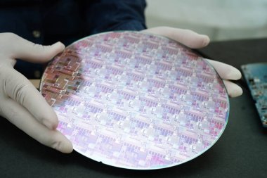 Tümleşik devre yarı iletken üretimi için silikon gofret.