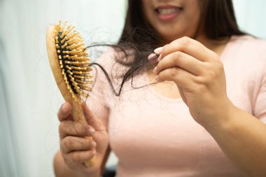 Asyalı kadınların tarak fırçasına eklenen uzun saç kaybıyla ilgili sorunları var..