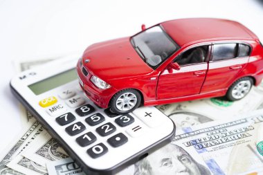 Bangkok, Tayland 18 Kasım 2023 Hesap makinesi, satın alma ya da sigorta konsepti ile paralı otomobil.