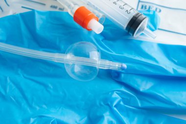 Foley kateteri ve idrar boşaltma torbası sakatlık veya hastanede yatan hasta için idrar topluyor..