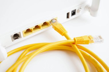 İnternet servis sağlayıcısına bağlı ethernet kablosu.