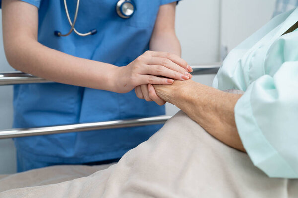 Азиатский врач проверяет и лечит здоровье пожилых женщин в больнице.