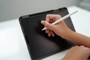 İletişim için tablet, öğrenmek için internet sitesi kullanan gençler.
