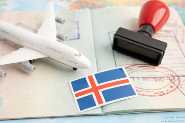 Seyahat için uçağı olan İzlanda bayrağı ve pasaportu.
