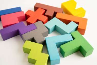 Mantıksal düşünme ve problem çözme problemi yaratıcı iş, ahşap bulmaca geometrik blok şekli.
