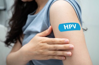 HPV, insan papillomavirus, mavi bandajlı aşı olan Asyalı genç kadın..