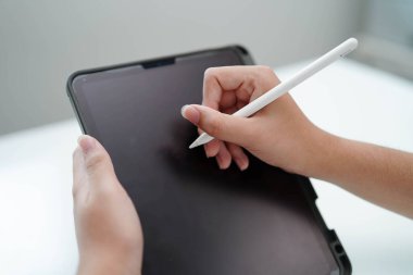 İletişim için tablet, öğrenmek için internet sitesi kullanan gençler.