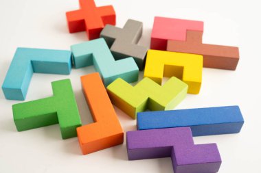 Mantıksal düşünme ve problem çözme problemi yaratıcı iş, ahşap bulmaca geometrik blok şekli.