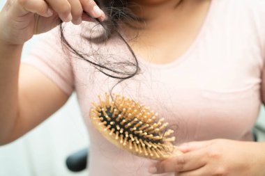 Asyalı kadınların tarak fırçasına eklenen uzun saç kaybıyla ilgili sorunları var..