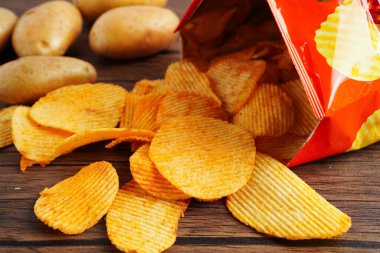 Açık pakette patates cipsi, Crips için baharatlı barbekü sosu, ince dilimlenmiş kızarmış fast food..