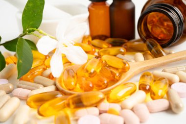 Alternatif ilaç bitkisel organik kapsül E omega 3 vitamini balık yağı, mineral, bitki yapraklı ilaç sağlıklı yaşam için doğal destek.