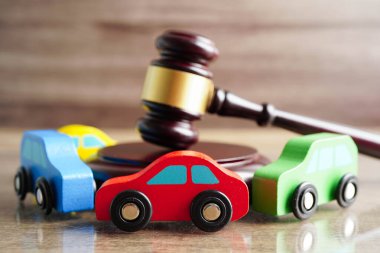 Araba kazası davası ve sigorta, araba modelli yargıç çekici..