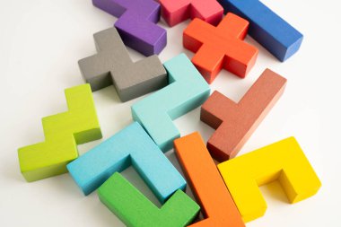 Mantıksal düşünme ve problem çözme problemi yaratıcı iş, ahşap bulmaca geometrik blok şekli.