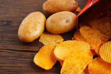 Patates cipsi, leziz BBQ baharatlı Crips, ince dilimlenmiş kızarmış abur cubur fast food.