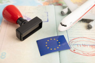 Seyahat için uçak taşıyan AB bayrağı ve pasaportu.