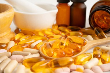 Alternatif ilaç bitkisel organik kapsül E omega 3 vitamini balık yağı, mineral, bitki yapraklı ilaç sağlıklı yaşam için doğal destek.