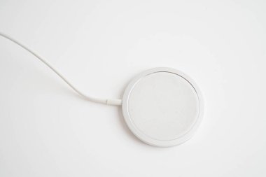 Kablosuz şarj aleti, manyetik şarj modern cep telefonu ekipmanı.