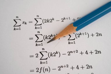 Eğitim okulunda matematik formülü sınav kağıdı üzerine kalem..
